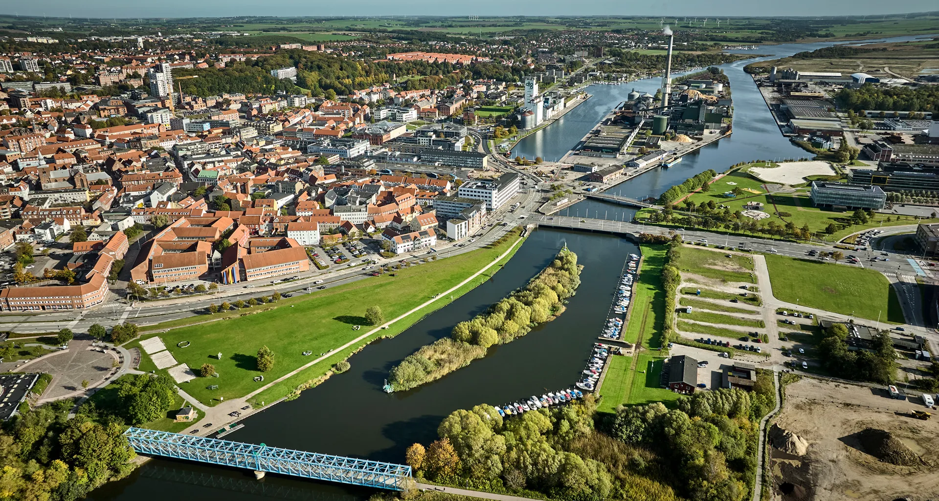 Oversigtsfoto af Randers ved fjorden. Med Randersbro og den Blå Bro.
