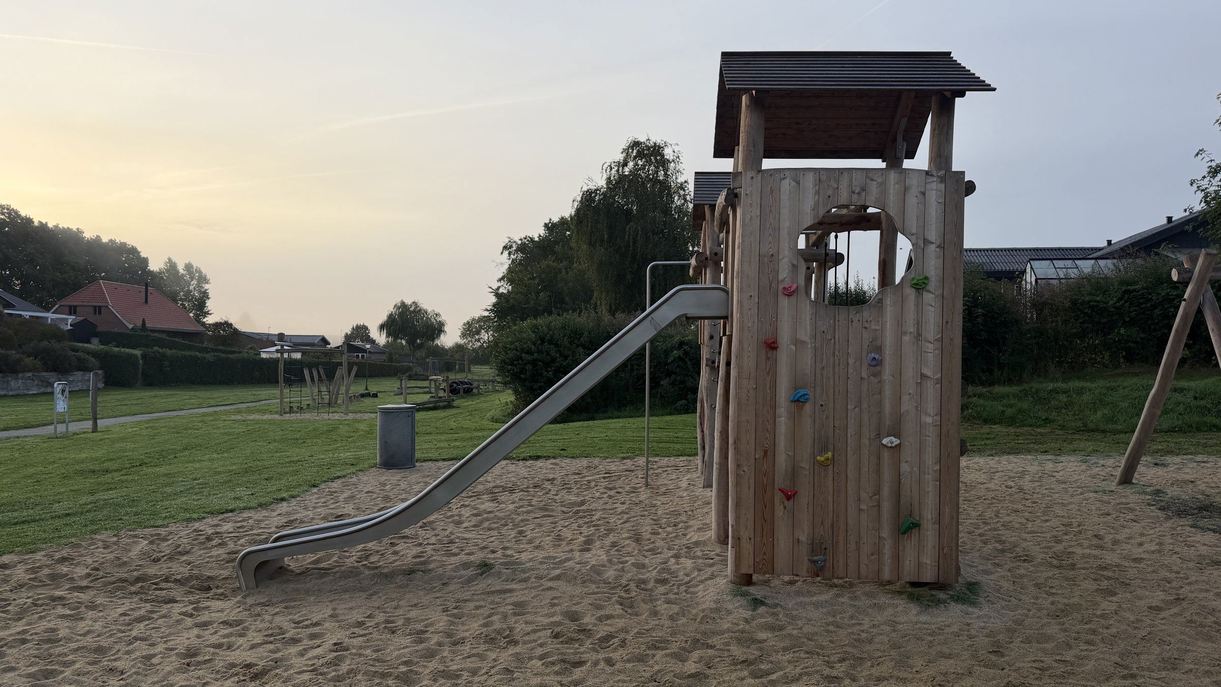 Legetårn i træ med rutsjebane og klatrevæg i Helstedparken