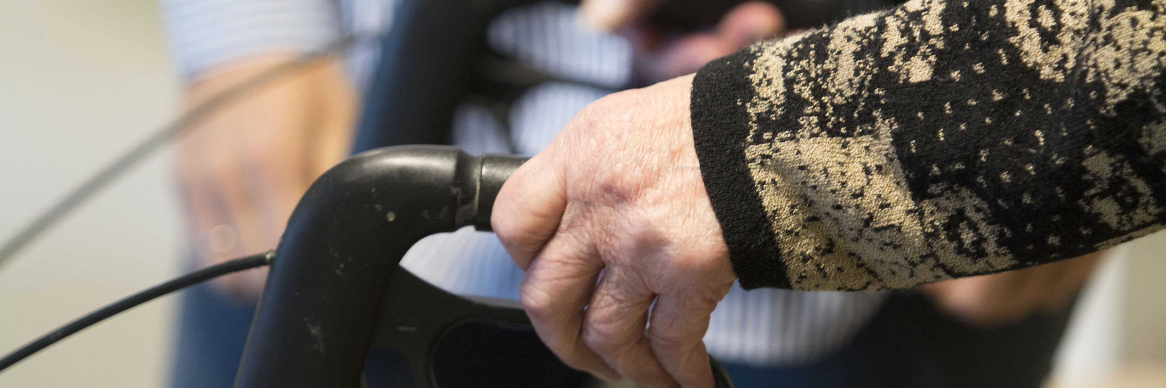 Person går med rollator