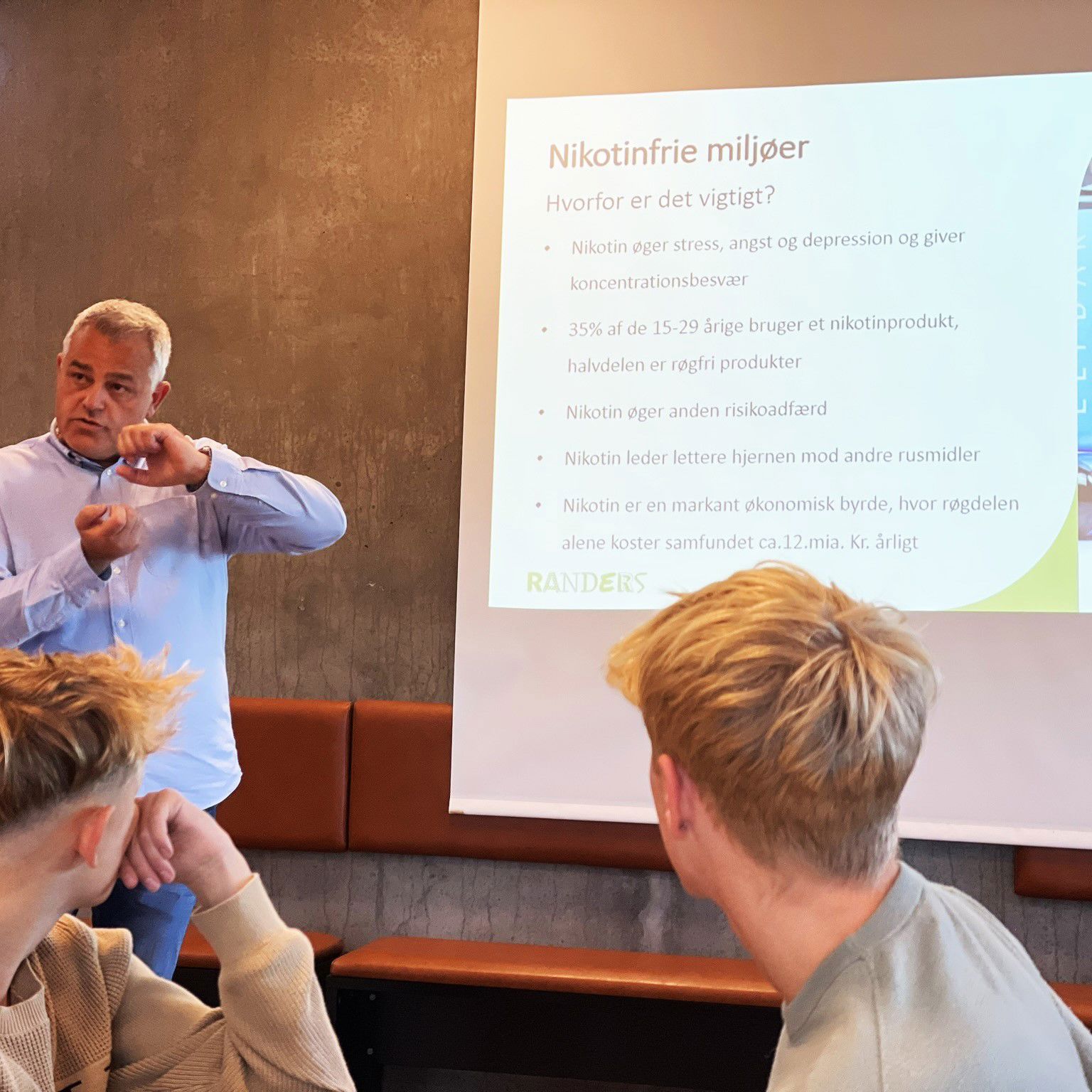 Forebyggelseskonsulent Poul Sejr Nielsen præsenterer data om den stigende brug af nikotinprodukter