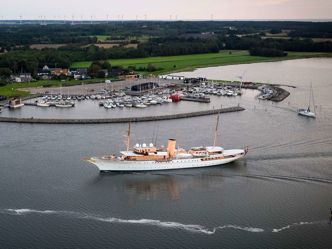 25. maj er det igen muligt at opleve Kongeskibet Dannebrog i Randers Fjord, som her ved Udbyhøj Lystbådehavn i 2023. Christensen Fotografi for Udbyhøj Lystbådehavn/Randers Kommune