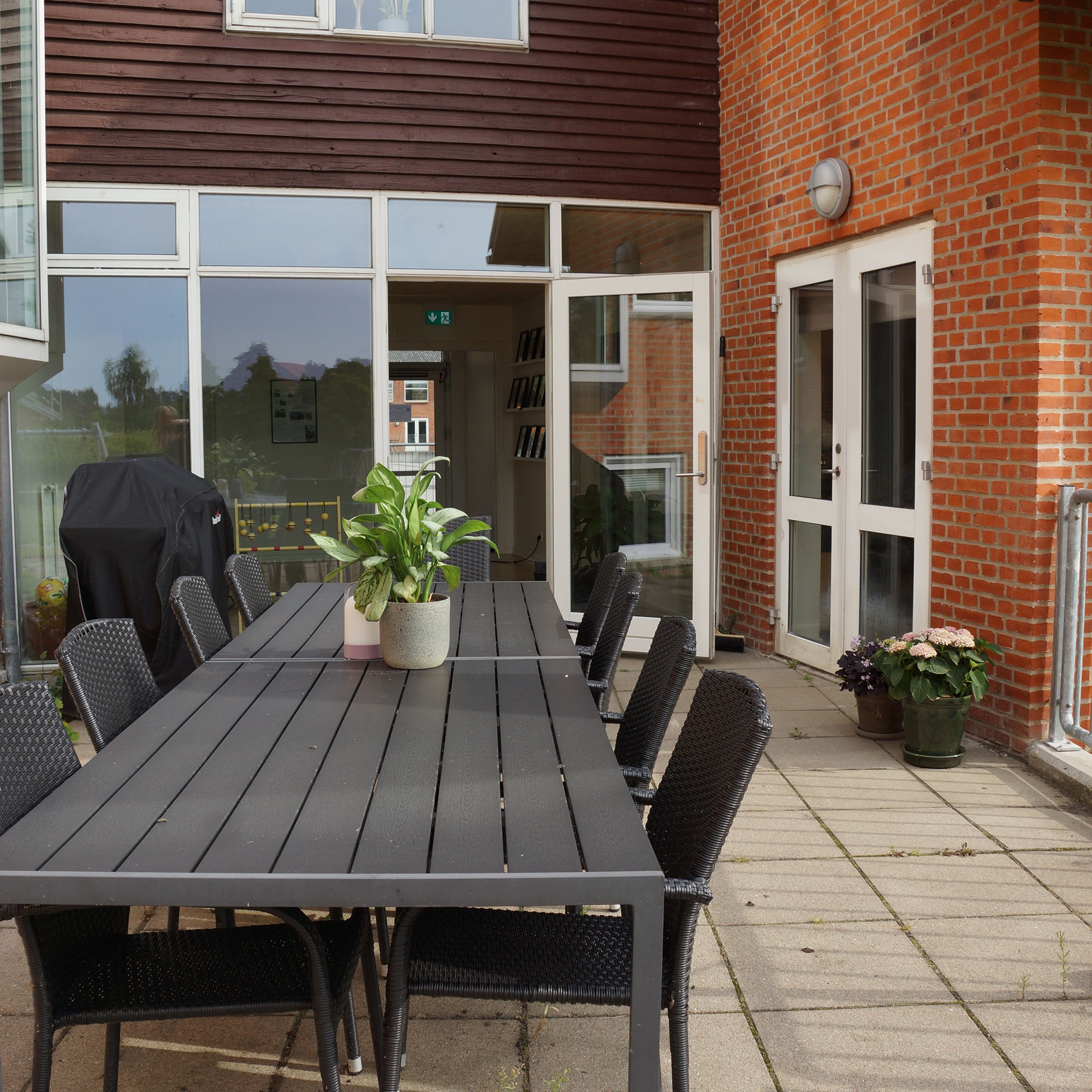 Terrasse med grill og havebord hos Botilbuddet Bredgade & Svalegangen