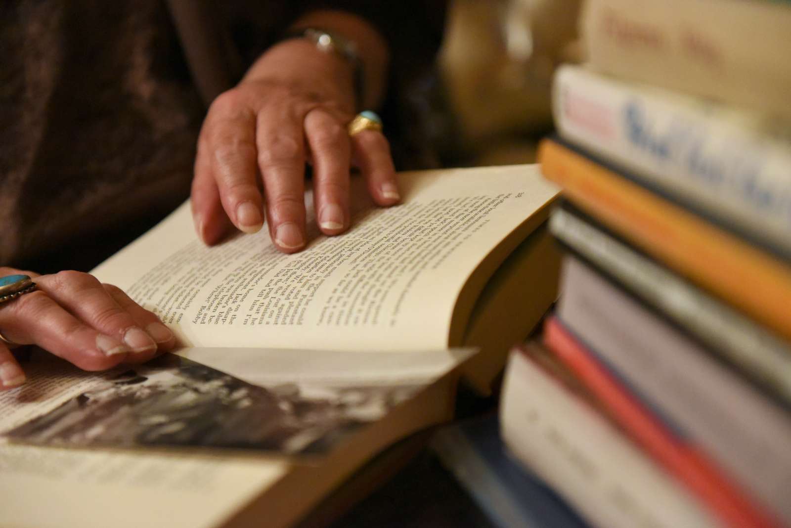 Ældre dame læser bog