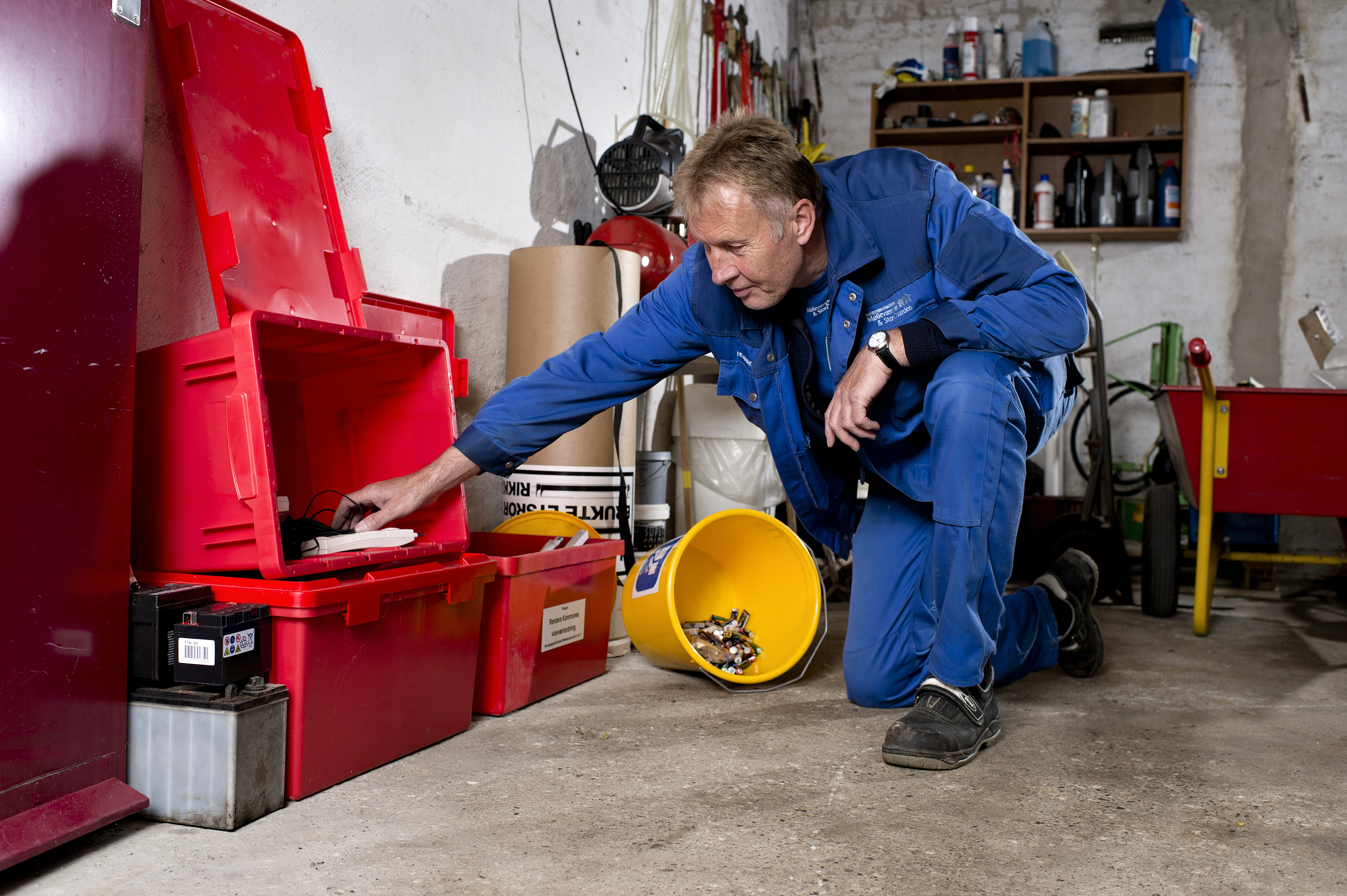 Pedel med farligt affald sortering