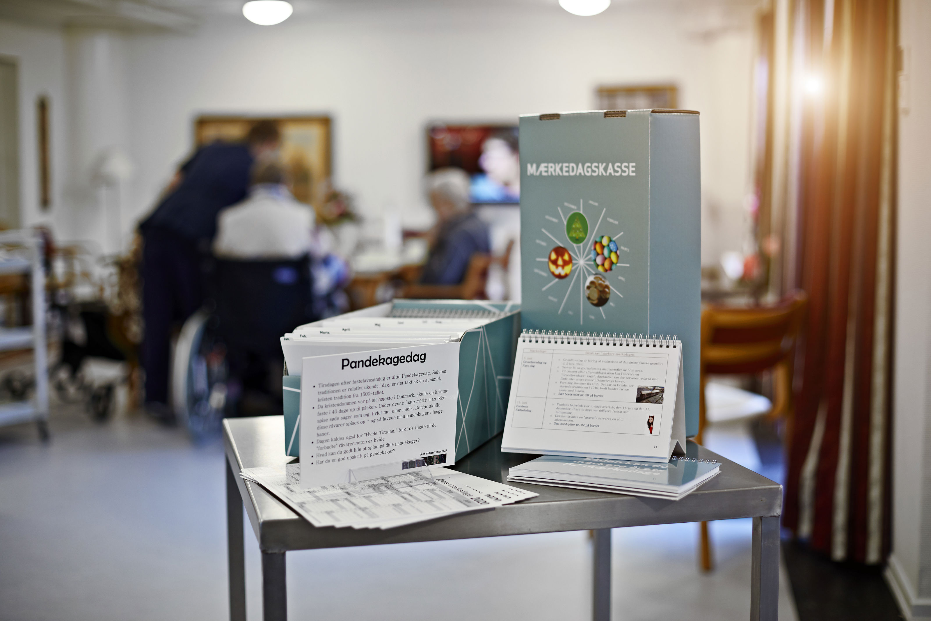 Mærkedagkassen med tilhørende kalender fremvises på bord