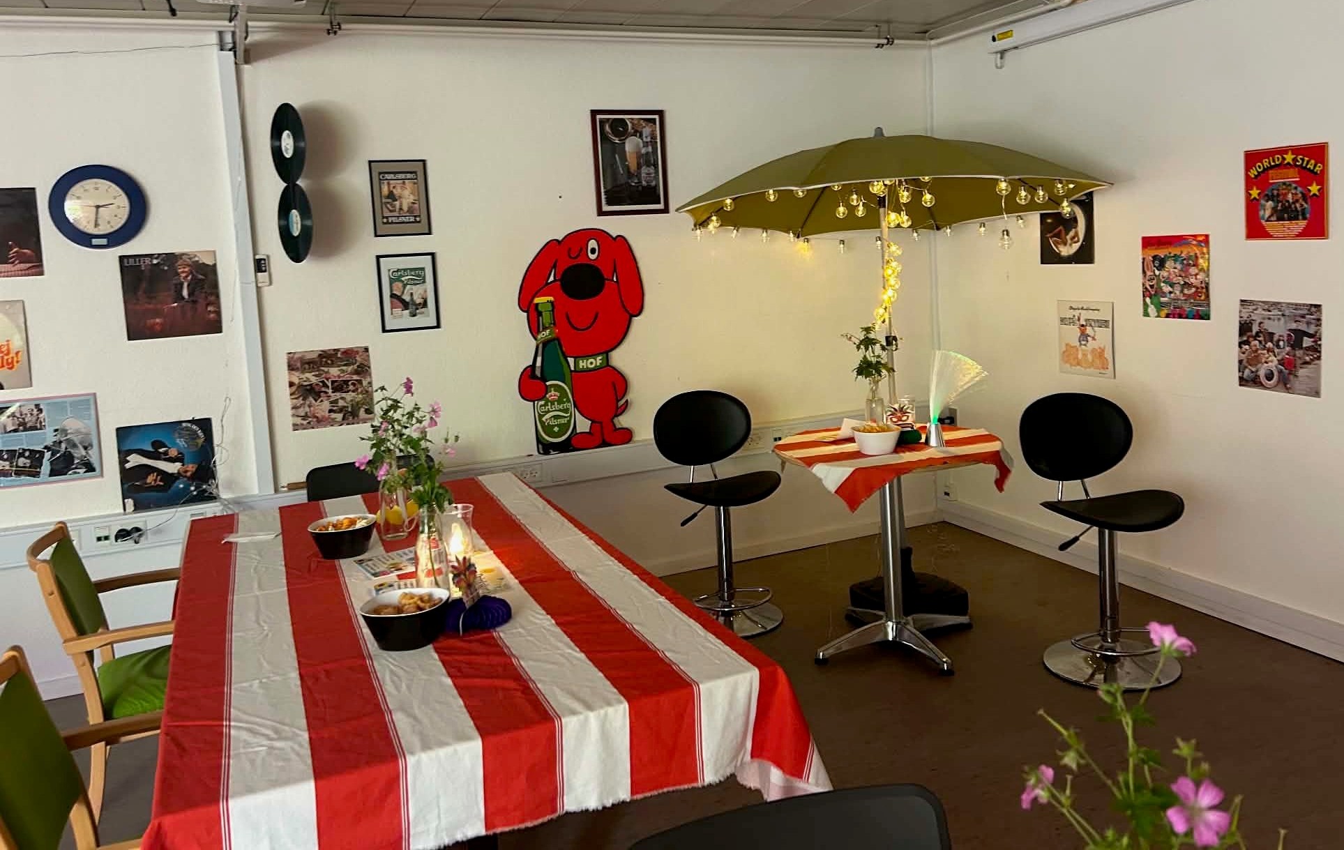 Tirsdalens Plejecenter ville skabe en hyggelig fredagsbar. De havde ønsket sig barstole, barskilte og andet pynt for for en festlig stemning