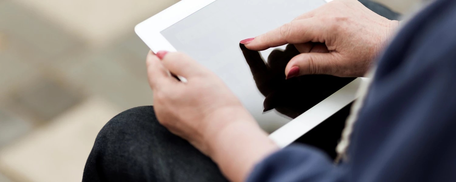 Kvinde sidder med Ipad