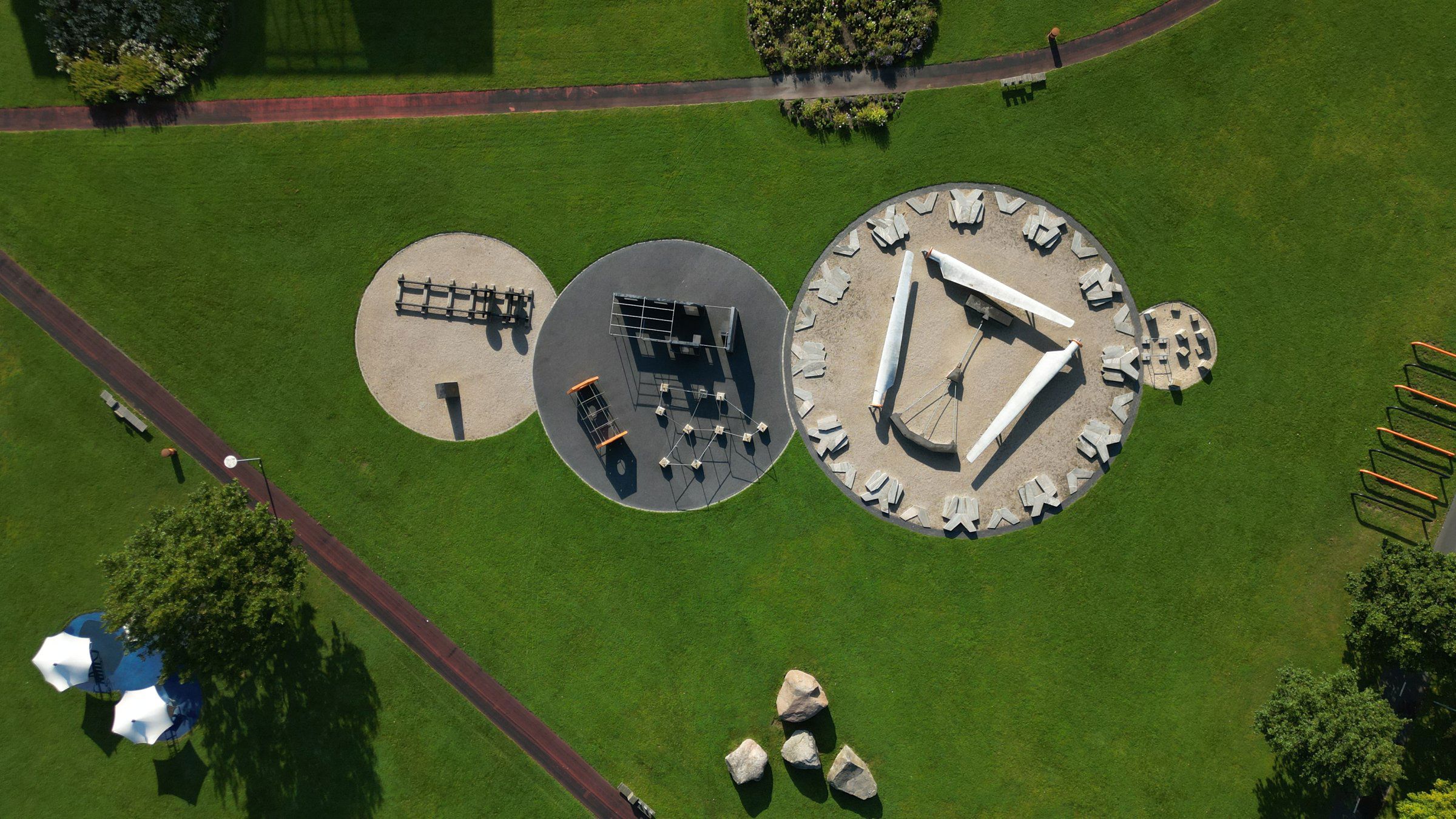 Tronholmparken set oppefra med runde pladser med parkourredskaber og siddepladser