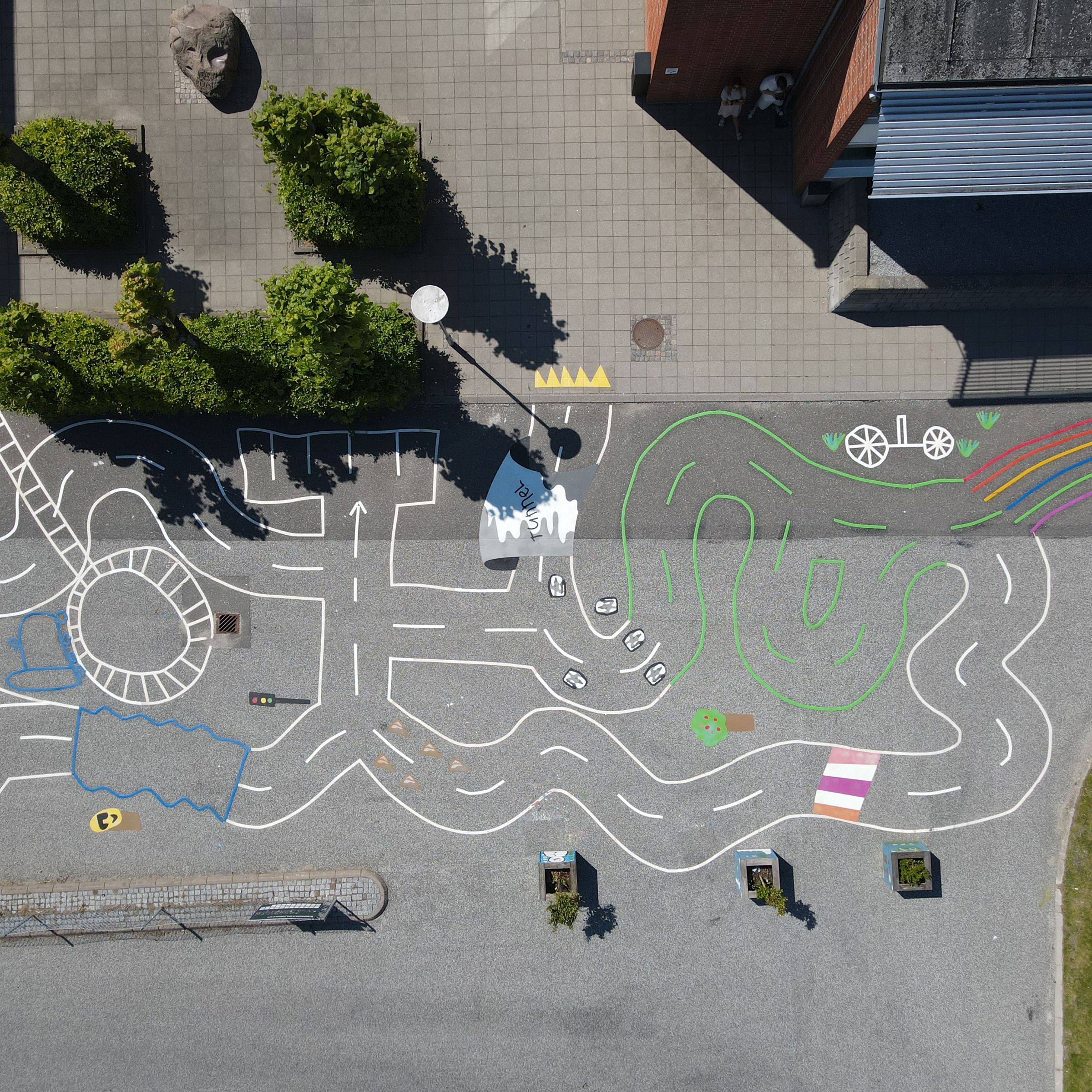 Børnetegninger til cykelbane på parkeringspladsen