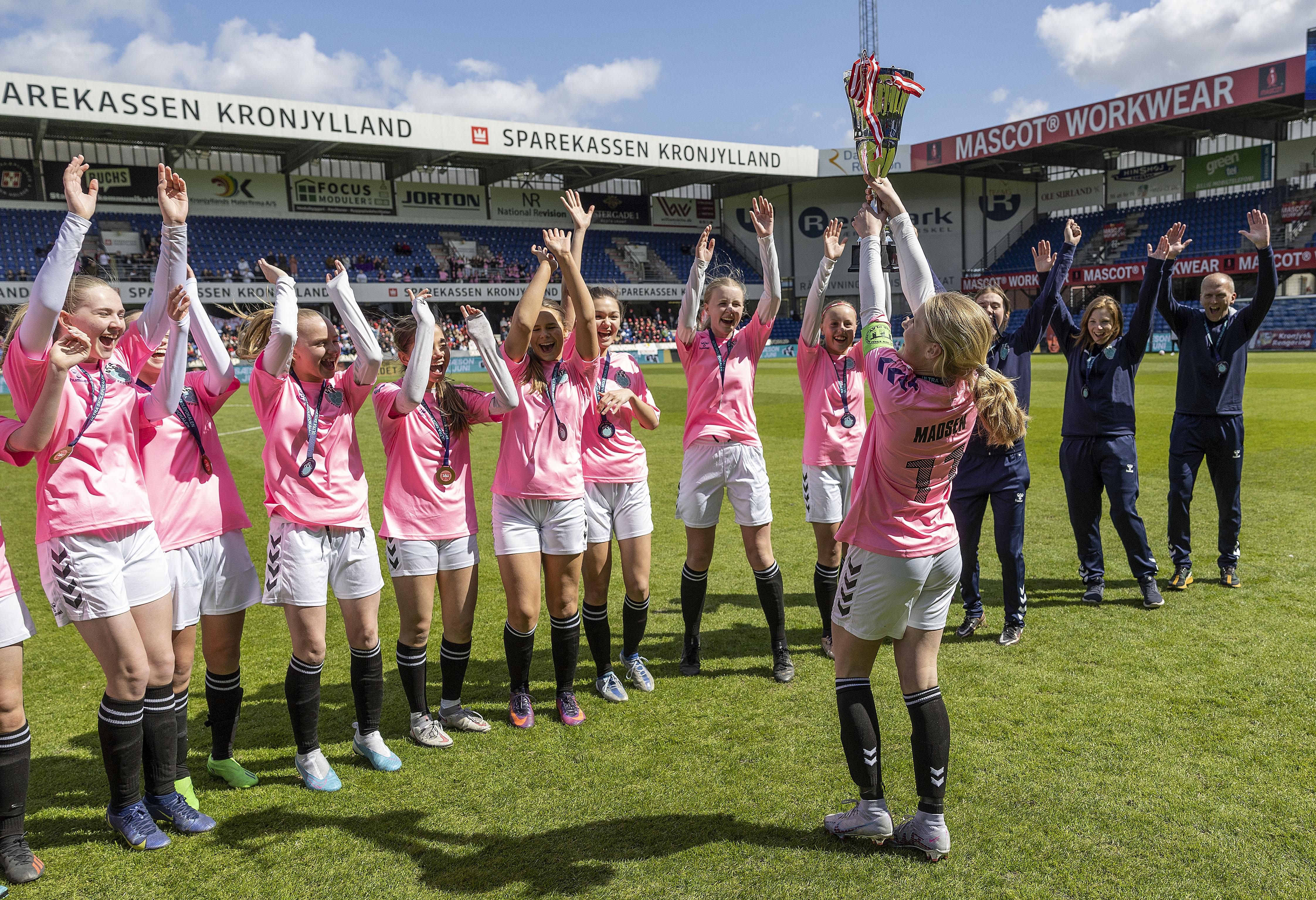 Foldboldhold hæver en pokal